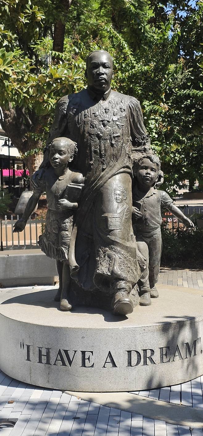 안창호 동상 옆에 있는 마틴 루서 킹 동상 / 손호철 제공