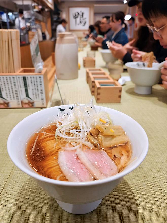 오리 육수를 사용하는 ‘라멘 가모토네기’. /김성윤 기자