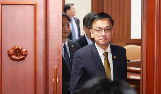 최상목 경제부총리 겸 기획재정부 장관이 27일 서울 종로구 정부서울청사에서 비공개로 열린 국무위원 간담회를 마친 뒤 회의장의 나서고 있다. 최 부총리는 한덕수 총리에 대한 탄핵안이 표결에 부쳐지기 전인 27일 오전, "권한대행 탄핵소추는 내각 전체에 대한 탄핵소추" "탄핵소추가 의결되면 계속되는 탄핵 위협으로 행정부 역량은 위축될 것"이라며 한 총리 탄핵에 반대하는 입장을 표명했다. 뉴스1
