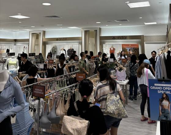 안다르는 지난 10월 싱가포르 최대 부촌인 오차드로드 ‘다카시마야 백화점’에 글로벌 2호 매장을 열었다. 사진 안다르