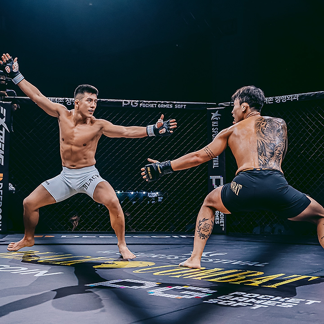 이도겸(왼쪽)과 이영훈이 블랙컴뱃 11 라이트급 경기로 대결하고 있다. 사진=이데아 파라곤