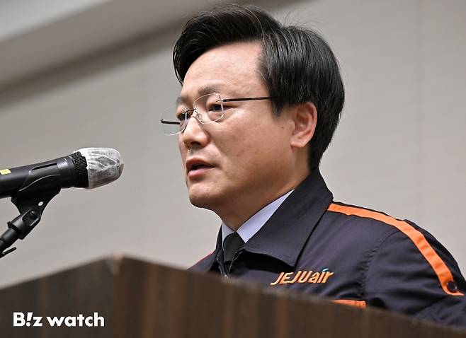 김이배 제주항공 대표가 29일 무안국제공항 여객기 사고 관련 프레스센터가 설치된 서울 강서구 메이필드 호텔에서 사고 관련 브리핑을 하고 있다./사진=이명근 기자 qwe123@