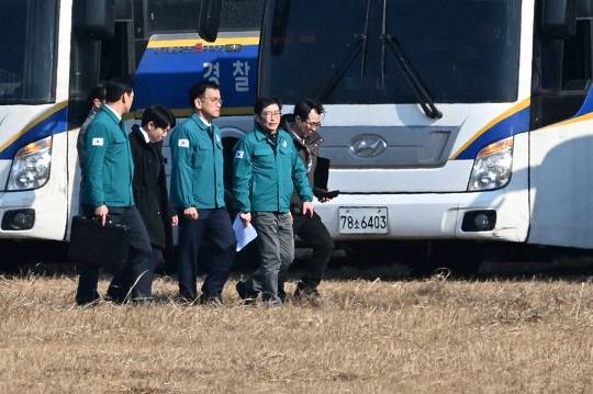 최상목 대통령 권한대행 부총리 겸 기획재정부 장관이 29일 여객기 사고가 난 전남 무안공항을 찾아 현장으로 향하고 있다. 사진=뉴시스