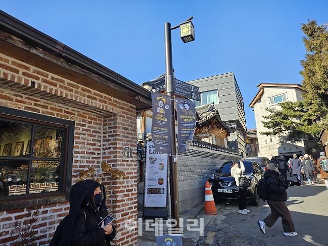 28일 종로구가 지정한 북촌의 ‘특별관리지역’에 출입 제한 시간을 알리는 현수막이 붙어 있다. (사진=김형환 기자)