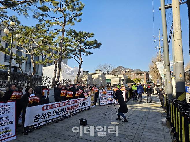 28일 서울 북촌 헌법재판소 앞에서 보수단체 회원들이 윤석열 대통령 탄핵 반대 기자회견을 하고 있다. (사진=김형환 기자)