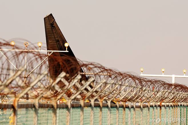 29일 전남 무안국제공항 활주로에 여객기가 추락해 사고 수습이 이뤄지고 있다./사진=뉴스1