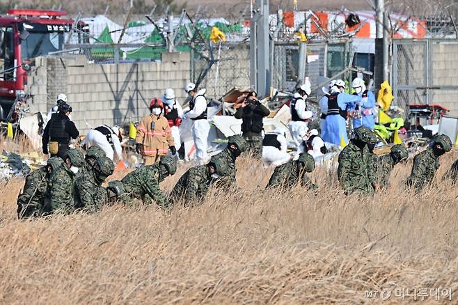 전남 무안국제공항에서 여객기 착륙 도중 충돌 사고가 난 29일 오후 무안국제공항에서 군 당국이 실종 탑승객 수색 작업을 벌이고 있다./사진=뉴시스