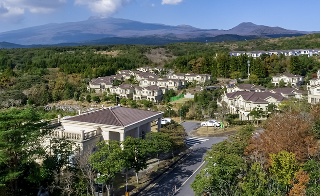 ‘기린빌라리조트 제주’ 단지내 모습. 마을을 형성한 대단지이고 단지와 단지를 연결하는도로가 구축돼 있다.
