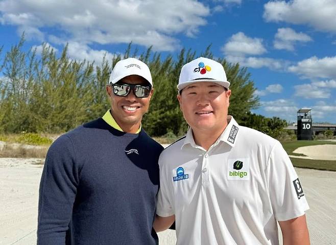 타이거 우즈(왼쪽)와 임성재가 지난 5일 히어로 월드 챌린지 프로암에서 만나 다정하게 기념 촬영을 하고 있다.(사진=임성재 인스타그램 캡처)