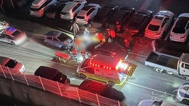 지난 25일 오후 8시30분쯤 경남 사천시 사천읍 한 도로에서 10대 A 군이 또래 여학생을 흉기로 살해한 사건이 발생해 신고를 받고 출동한 경찰과 소방이 현장을 조사하고 있다.(독자제공)2024.12.26./뉴스1 ⓒ News1 강정태 기자