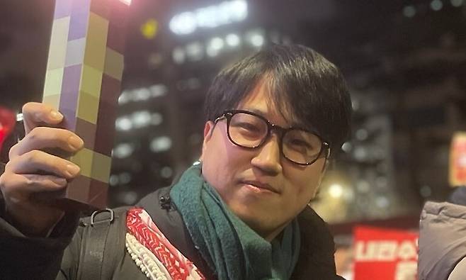 지난 3일 여의도 국회 인근에서 군용차량을 맨몸으로 막아섰던 시민 김동현(33)씨. 김씨 제공