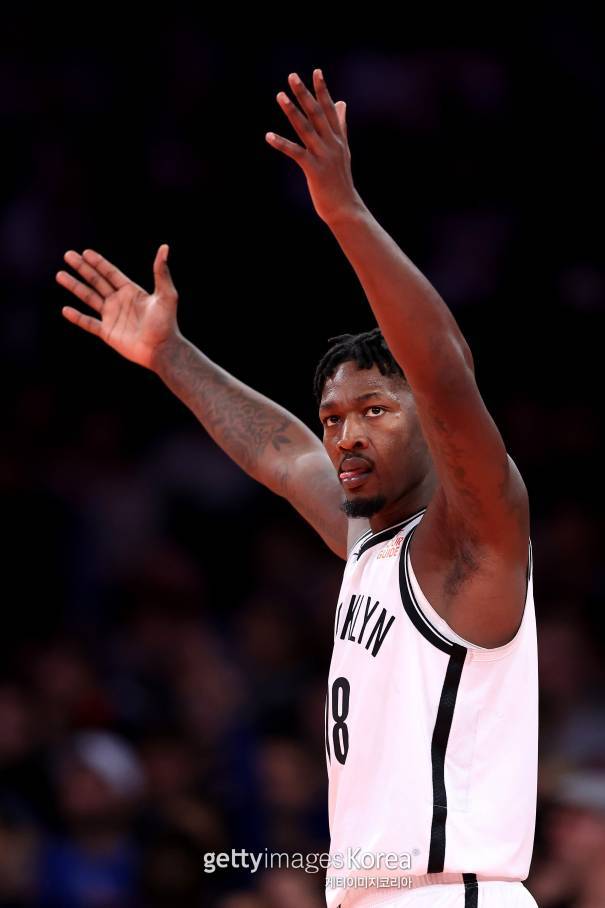 트레이드로 LA 레이커스 유니폼을 입는 도리안 핀니-스미스