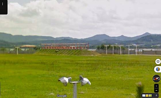 2018년 9월 구글 스트리트뷰에 찍힌 무안국제공항 활주로 끝에 위치한 4m 높이의 로컬라이저(Localizer·방위각 시설) 둔덕. 사진 구글 캡처