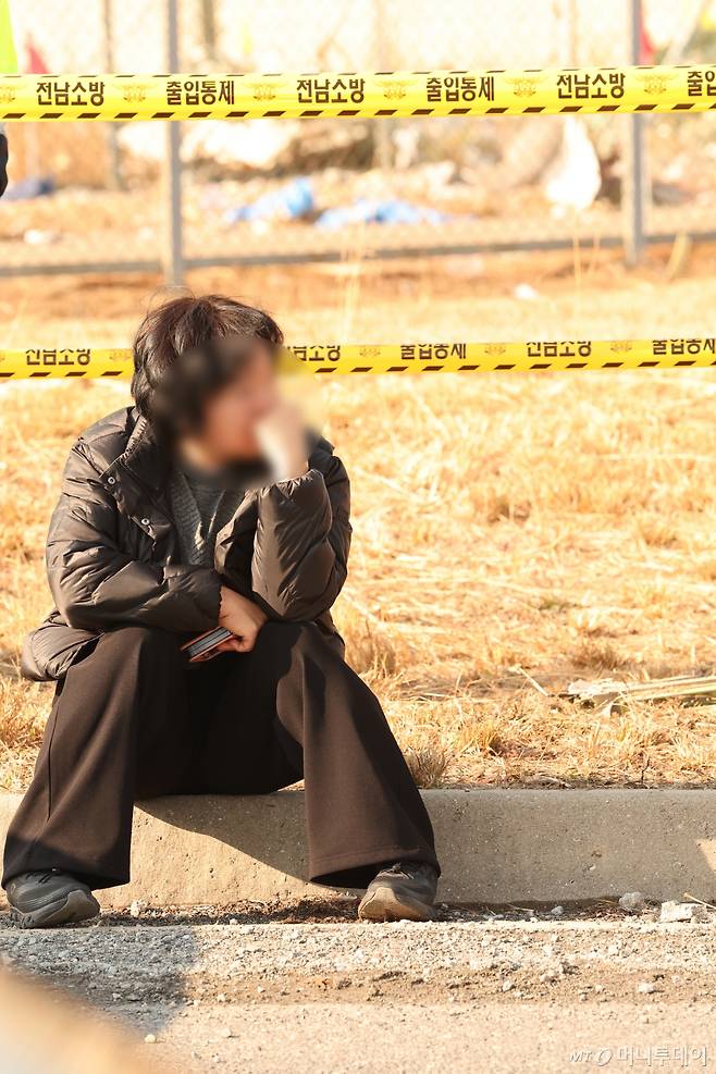 (무안=뉴스1) 김태성 기자 = 29일 전남 무안국제공항 활주로에 여객기가 추락해 사고 수습이 이뤄지는 현장에서 실종자 가족이 상황을 지켜보고 있다. 이날 오전 9시 7분쯤 승객과 승무원 181명을 태운 태국발 제주항공 7C2216편 항공기가 무안공항 착륙을 시도하던 중 활주로 외벽에 부딪혀 폭발했다. 2024.12.29/뉴스1 Copyright (C) 뉴스1. All rights reserved. 무단 전재 및 재배포, AI학습 이용 금지. /사진=(무안=뉴스1) 김태성 기자