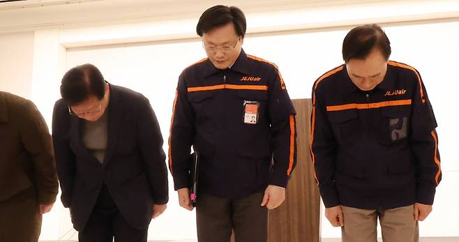 김이배(왼쪽 두번째) 제주항공 대표이사 사장을 비롯한 임직원이 지난 29일 오후 서울 강서구 메이필드호텔에서 '전남 무안공항 항공기 참사'와 관련 브리핑에 앞서 고개숙여 사과하고 있다./사진=뉴시스