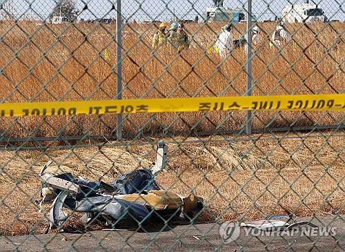 무안 제주항공 참사 파손된 여객기 좌석 (무안=연합뉴스) 조남수 기자 = 29일 전남 무안국제공항 제주항공 여객기 사고 현장에 파손된 여객기 좌석이 떨어져 있다. 2024.12.29 iso64@yna.co.kr