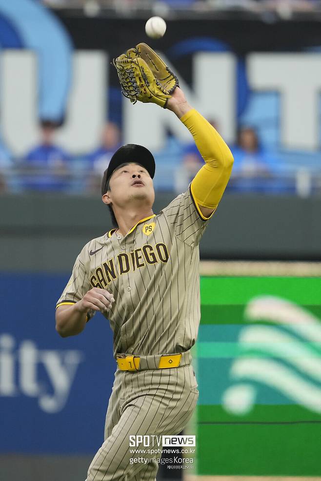 ▲ 김하성은 지난 해 152경기에 나서 타율 .260 17홈런 60타점 38도루를 기록하는 한편 유격수, 2루수, 3루수 등 여러 포지션에서 리그 정상급의 수비력을 펼치며 내셔널리그 유틸리티 부문 골드글러브를 수상, 전성기를 열어 젖혔다. 올해는 121경기에 나와 타율 .233 11홈런 47타점 22도루로 성적이 하락한 모습을 보였고 지난 8월 중순 어깨 부상으로 인해 일찌감치 시즌을 접었지만 여전히 리그에서 가치 있는 내야수로 평가 받고 있다.