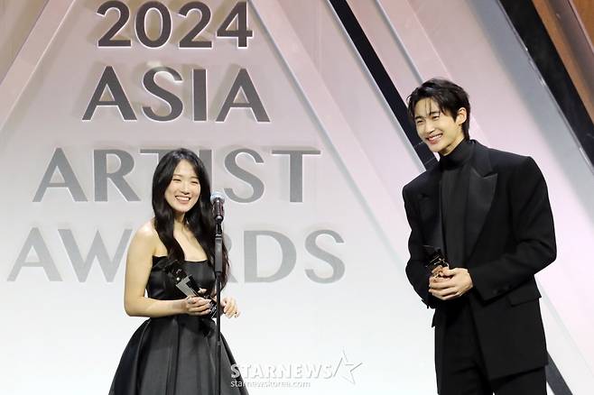 배우 김혜윤과 변우석이가 27일 오후 태국 방콕 임팩트 챌린저 홀 1-2(IMPACT Challenger Hall 1-2)에서 열린 '제 9회 아시아 아티스트 어워즈'(The 9th Asia Artist Awards')' 에서 AAA 베스트 커플 상을 수상하고 소감을 말하고 있다. 2024.12.27 /사진=임성균 tjdrbs23@