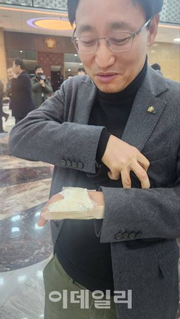 임광현 더불어민주당 의원이 4일 오전 국회 로텐더홀에서 국회 출입 도중 국회경비대로부터 입은 부상을 기자들에게 보여주고 있다. (사진=이데일리)