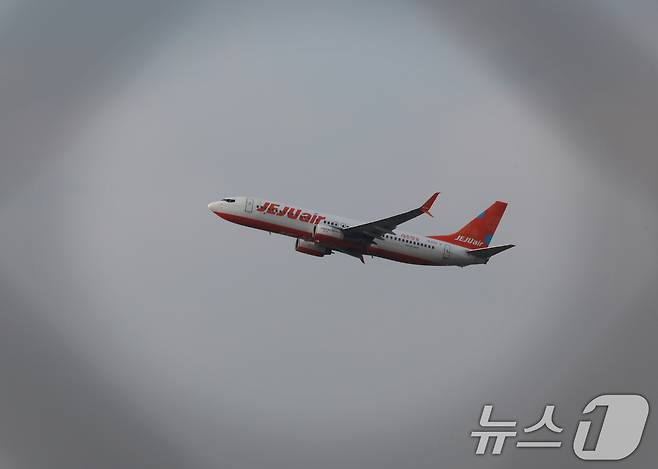서울 강서구 김포국제공항 국내선 청사에서 제주항공 비행기가 이륙 하고 있다. /뉴스1 ⓒ News1 송원영 기자