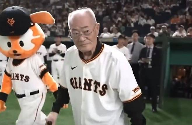 지난 6월 일본 도쿄돔에서 펼쳐진 야구 경기에서 시구자로 참석한 장훈. 닛폰TV 유튜브 캡처