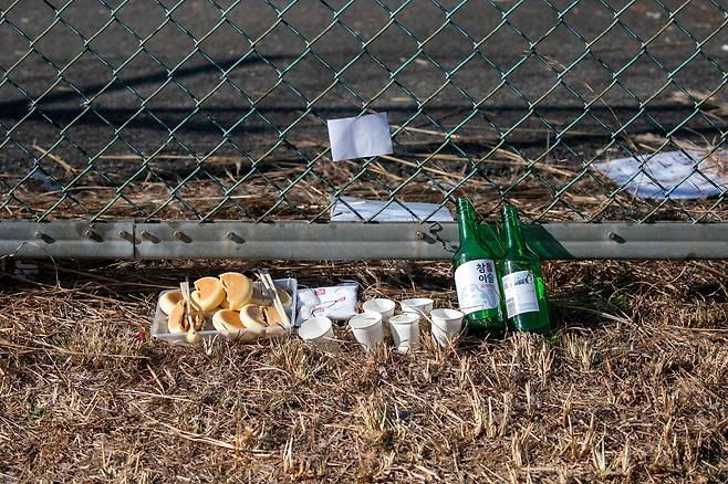 31일 전남 무안국제공항제주항공에서 발생한 제주항공 7C2216편 사고 현장에 놓인 고인을 추모하기 위한 꽃과 물품들. / 장련성 기자