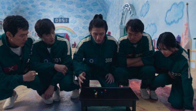 '오징어 게임' 시즌2 참가자 강대호(강하늘)가 공기놀이를 하고 있다. /넷플릭스 제공