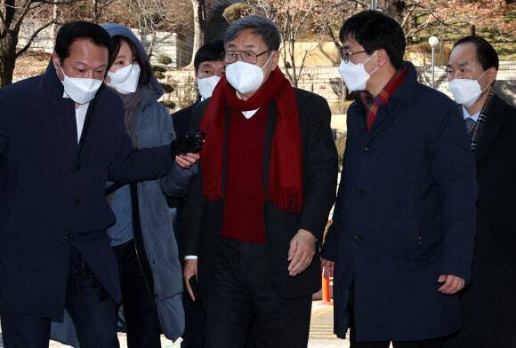 가사도우미를 성폭행하고 비서를 성추행한 혐의로 기소된 김준기 전 디비(DB)그룹(옛 동부그룹) 회장이 2021년 2월18일 서울 서초구 중앙지법에서 열린 항소심 선고 공판에 출석하고 있는 모습. 연합뉴스