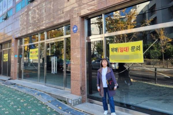 ▲스포츠서울 존속법인 소재지로 되어 있는 서울 도봉구 쌍문동의 한 아파트 상가 앞을 찾은 박효실 언론노조 스포츠서울지부 부지부장(기자). 사진=언론노조 스포츠서울지부