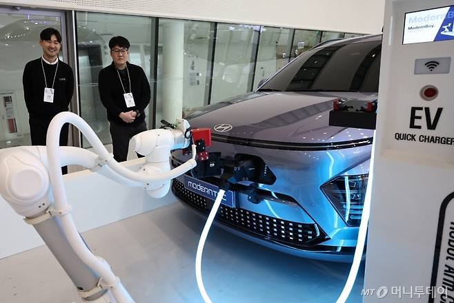 (서울=뉴스1) 구윤성 기자 = 25일 서울 동대문디자인플라자(DDP) 아트홀에서 열린 '2024 서울 기후테크 컨퍼런스'에서 참관객들이 전기차 충전 로봇의 시연을 보고 있다. 2024.11.25/뉴스1 Copyright (C) 뉴스1. All rights reserved. 무단 전재 및 재배포, AI학습 이용 금지. /사진=(서울=뉴스1) 구윤성 기자