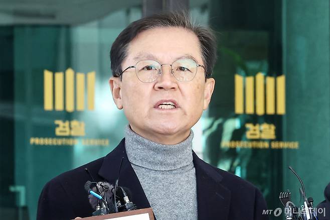 (서울=뉴스1) 민경석 기자 = 윤석열 대통령의 법률대리인 윤갑근 변호사가 31일 오전 서울 서초구 서울고등검찰청 앞에서 윤 대통령에 대한 법원의 체포영장 발부 관련 입장을 밝히고 있다. 2024.12.31/뉴스1 Copyright (C) 뉴스1. All rights reserved. 무단 전재 및 재배포, AI학습 이용 금지. /사진=(서울=뉴스1) 민경석 기자