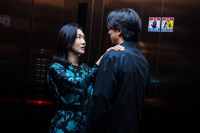 넷플릭스 시리즈 '트렁크'는 호숫가에 떠오른 트렁크로 인해 비밀스러운 기간제 결혼 서비스의 실체가 드러나는 과정을 다룬 미스터리 멜로물이다. 결혼매칭업체 NM 직원인 노인지(서현진)는 이서연의 의뢰로 한정원과 다섯 번째 기간제 결혼을 하게 된다. 넷플릭스 제공