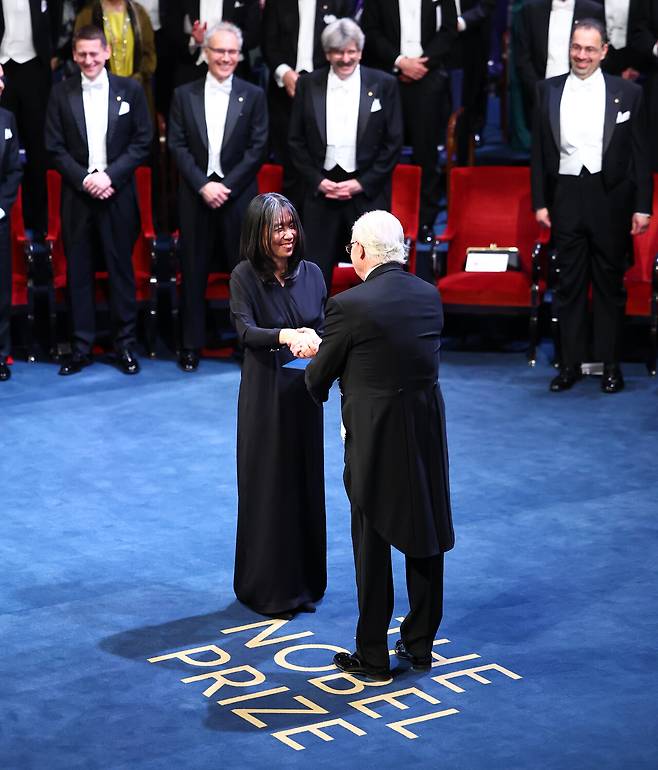 2024년 12월10일 스웨덴 스톡홀름 콘서트홀에서 열린 노벨문학상 시상식에서 한강 작가가 칼 구스타프 16세 스웨덴 국왕에게 노벨문학상 메달과 증서를 받고 있다. ⓒ연합뉴스