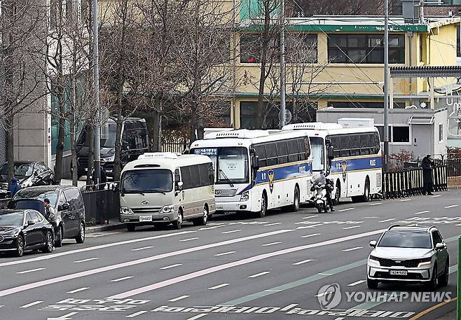 3차 출석요구 불응한 윤 대통령 관저 인근 모습 (서울=연합뉴스) 윤동진 기자 = 내란과 직권남용 혐의를 받는 윤석열 대통령 측이 고위공직자범죄수사처의 3차 출석요구에도 불응한 29일 오후 서울 한남동 대통령 관저 인근 모습. 2024.12.29 mon@yna.co.kr