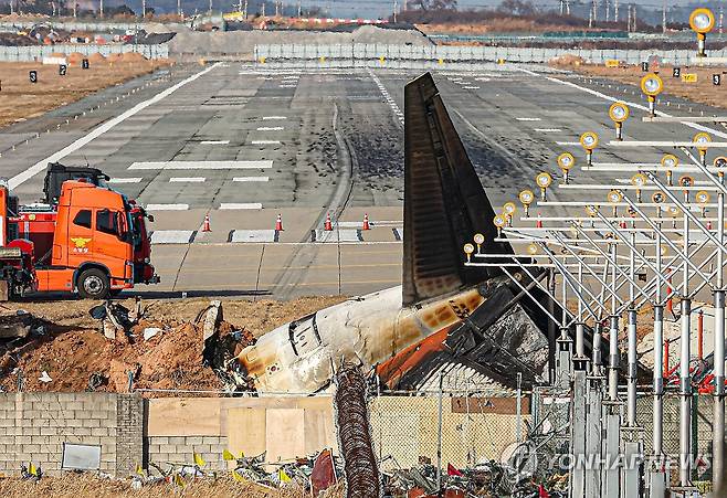 제주항공 참사, 활주로에 남겨진 동체 착륙 흔적 (무안=연합뉴스) 홍기원 기자 = 30일 전남 무안군 무안국제공항 활주로에 전날 동체 착륙을 시도하다 충돌 후 폭발한 제주항공 여객기의 흔적과 잔해가 남아 있다. 2024.12.30 xanadu@yna.co.kr