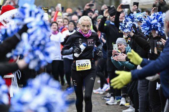 지난해 12월 31일 힐다 도손이 366번째 마라톤 풀코스 완주 결승점에 다다르고 있다. AFP연합뉴스