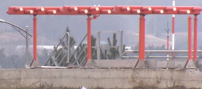 무안국제공항 활주로 끝에 설치된 로컬라이저(항공기 착륙유도장치) 모습. 콘크리트 구조물 위에 설치된 장치가 사고로 인해 손상된 흔적이 뚜렷하다. (SBS 캡처)