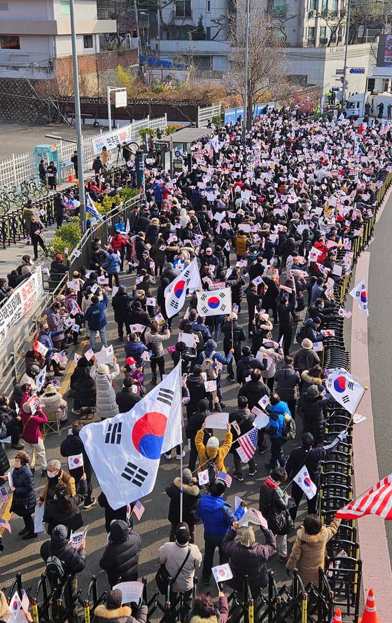 윤석열 대통령 체포영장이 발부된 지 이틀째인 1일 오후 12시 50분쯤 서울 한남동 대통령 관저 인근 신자유연대 집회 차량 앞에서 윤 대통령 지지자 500명가량이 결집해 있다. 최서인 기자
