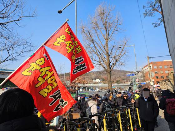 윤석열 대통령 체포영장이 발부된 지 이틀째인 1일 오전 서울 한남동 대통령 관저 앞에서 열린 반대자 측 집회에서 ‘윤석열 사형’ ‘윤석열 파면’ 깃발이 나부끼고 있다. 김정민 기자