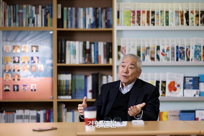 문정인 연세대 명예특임교수가 지난해 12월26일 서울 종로구 동아시아재단 사무실에서 경향신문과 인터뷰하고 있다. 이준헌 기자