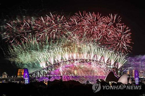 시드니 새해맞이 불꽃놀이 (AFP=연합뉸스) 1일(현지시간) 호주 시드니 하버 브릿지와 오페라 하우스 인근에서 열린 불꽃놀이. 2025.1.1