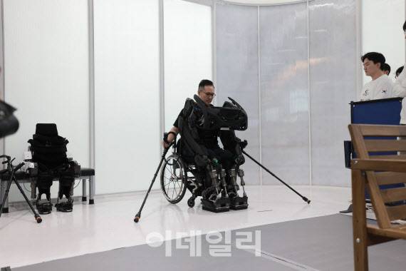 한국과학기술원(KAIST) 하반신 완전마비 장애인용 웨어러블 로봇 ‘워크온슈트 F1’이 하반신 마비 장애인 김승환 카이스트 기계공학과 연구원에게 다가가 착용(도킹)되는 모습.(사진=카이스트)