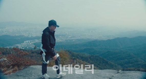 한 65세 고령자가 한국과학기술연구원(KIST) 보행보조 웨어러블 로봇 ‘문워크-옴니(MOONWALK-Omni)’를 착용하고 북한산을 오르는 모습.(사진=KIST)