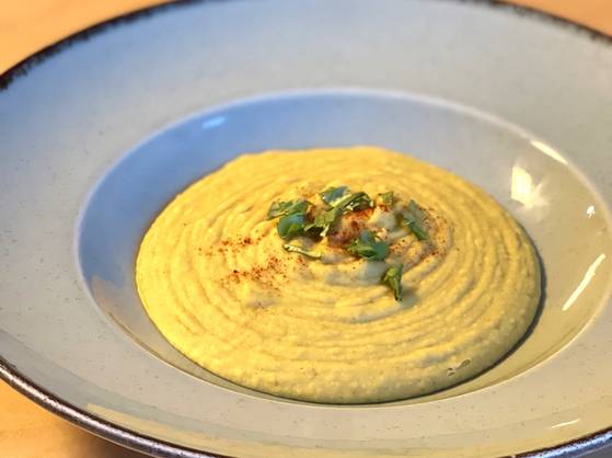 불린 병아리콩을 충분히 익힌 후 마늘과 레몬즙, 올리브유, 강황 가루 등을 함께 갈아 만든 후무스. 사진 정성희
