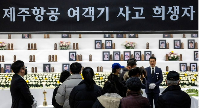 제주항공 여객기 참사 유가족들이 31일 전남 무안국제공항에 마련된 분향소에서 조문을 하고 있다. 뉴스1