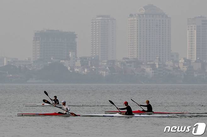 대기오염이 심각한 베트남 하노이에서 사람들이 보트를 타고 노를 저으며 이동하고 있다. ⓒ AFP=뉴스1 ⓒ News1 정지윤 기자