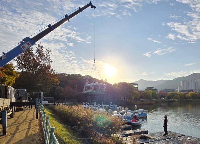 대구 수성못의 명물 오리배가 지난해 11월 14일 철거되고 있다. 대구=전준호 기자