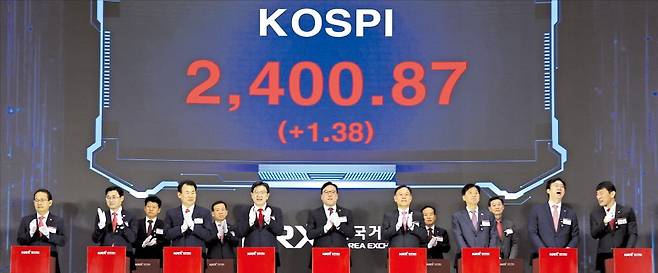 < 새해 증시 개장식 > 2일 서울 여의도 한국거래소 홍보관에서 열린 ‘2025년 증권·파생시장 개장식’에서 참석자들이 박수를 치고 있다. 첫째 줄 왼쪽부터 강준현 국회 정무위원회 간사, 이정문 더불어민주당 정책위원회 수석부의장, 정은보 한국거래소 이사장, 권성동 국민의힘 원내대표, 김병환 금융위원장, 윤한홍 국회 정무위원장, 오기형 민주당 주식시장활성화TF 단장, 강민국 국회 정무위 간사, 이복현 금융위원장. /강은구 기자