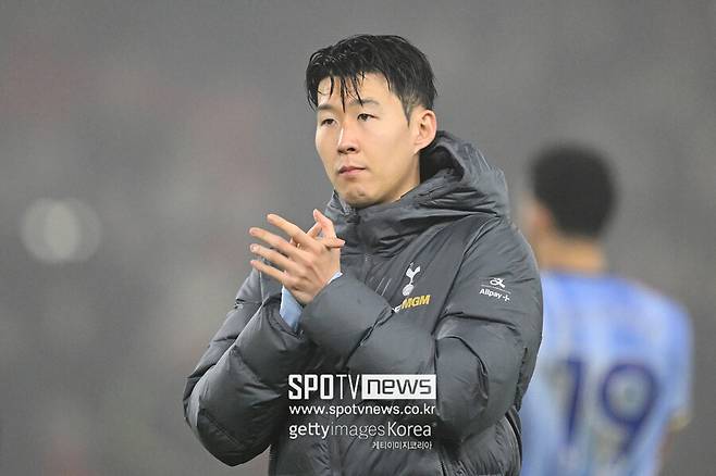 손흥민은 지난 여름 인터뷰에서 “토트넘에서 꼭 우승을 이루고 싶다”며 헌신을 다짐했지만, 구단의 대응은 냉담했다. 최근 토트넘 홋스퍼 뉴스는 “토트넘의 태도는 손흥민에게 실망을 안기고 있다. 구단이 1년 연장 옵션을 발동하더라도, 손흥민은 떠날 수 있다”고 보도했다. 자유계약대상자(FA) 신분은 빅클럽에게는 부담 없는 조건으로 최정상급 선수를 영입할 수 있는 기회를 제공한다.손흥민이 다양한 포지션에서 활약 가능한 점과 프리미어리그에서 검증된 실력은 여전히 빅클럽들에게 매력적이다. 손흥민이 떠난다면, 그는 자신의 축구 인생 마지막 도전을 위해 유럽 빅클럽 혹은 중동 리그로 향할 수도 있다. 하지만 현지에서는 “손흥민은 떠난다고 한 적이 없다”라며 선을 그었다