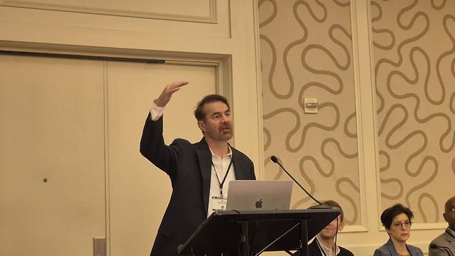 3일(현지시간) 미국 샌프란시스코에서 열린 미국경제학회 2025 연례총회 ‘AI의 경제적 함의’ 세션에서 에릭 브린욜프손 스탠퍼드대 교수가 발표하고 있다./ 샌프란시스코=송영찬 특파원